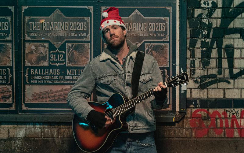 Vom Comedy-Thron an die Spitze der Netflix-Bestenliste? Luke Mockridge debütiert in der Serie "ÜberWeihnachten" als Schauspieler und knüpft an ein Erfolgsrezept des Streaminganbieters an: Serien "Made In Germany". Welche deutschen Produktionen ebenfalls zum Bingen animieren, zeigt die Galerie.